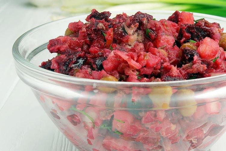 Salade de poisson et betteraves en conserve