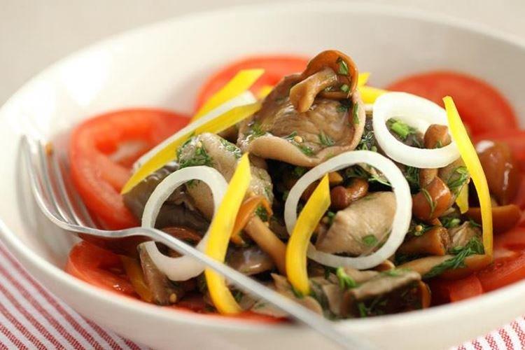 Salade de champignons et légumes marinés