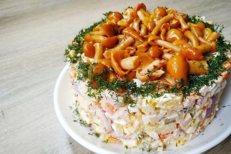 Salade de champignons marinés et fromage fondu