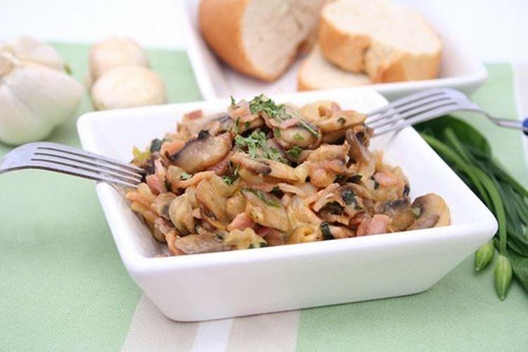 Salade de jambon, champignons marinés et piment fort