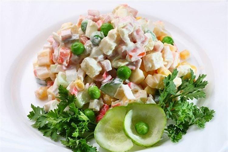 Salade aux saucisses, maïs et parmesan