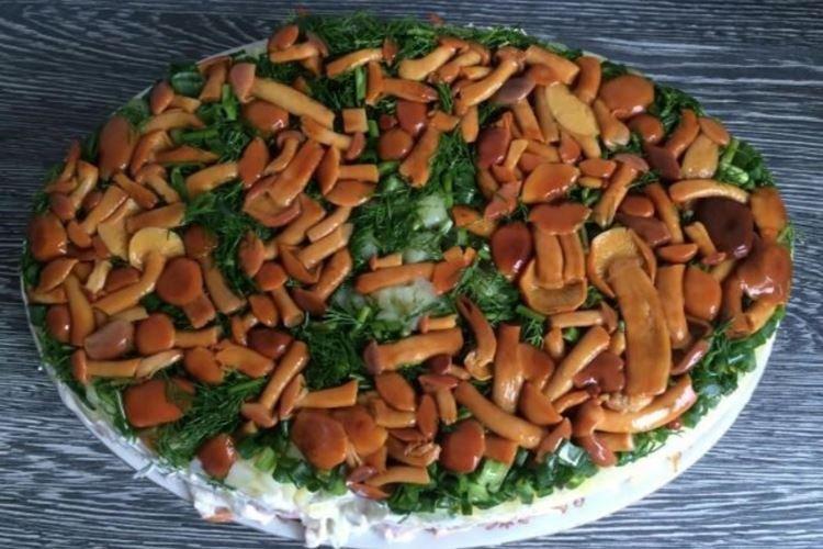 Salade de saucisses et champignons marinés