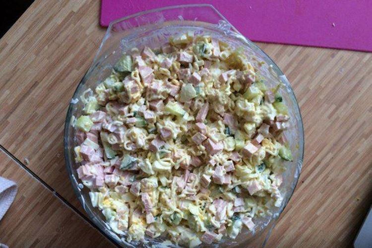 Salade aux saucisses et nouilles instantanées