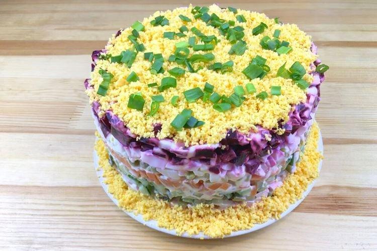 Salade feuilletée aux saucisses et légumes