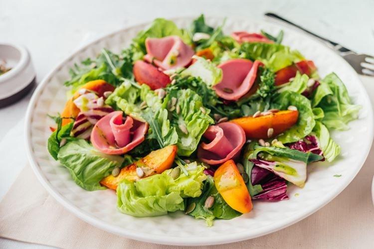 Salade de saucisses et nectarines