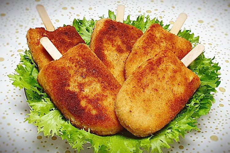Escalopes de poulet sur un bâton