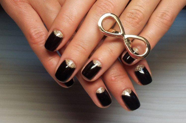 Manucure française noire et lune