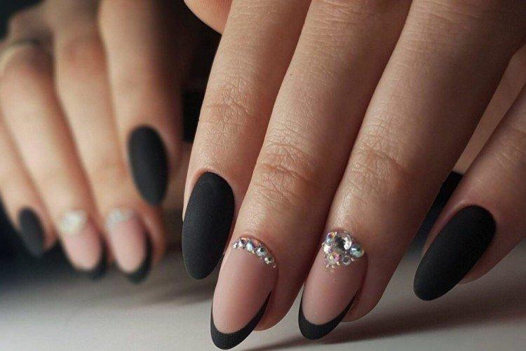 Manucure française noire et lune