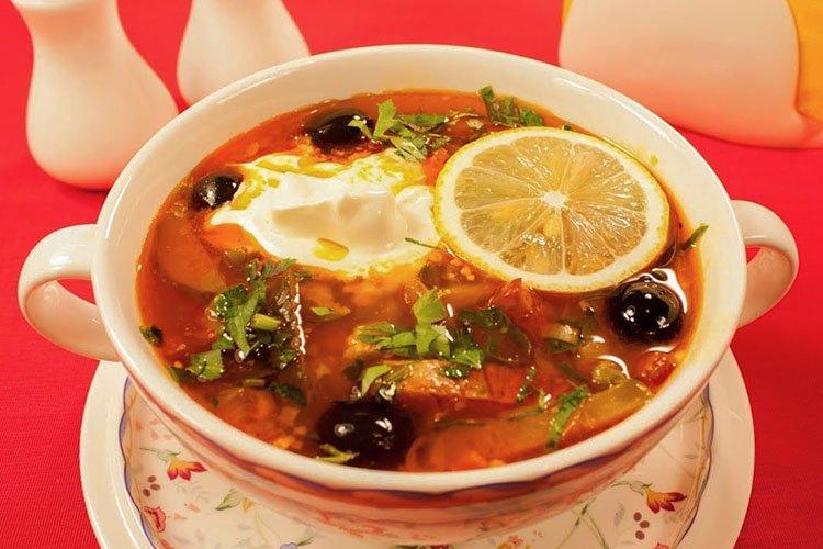 Solyanka avec du bœuf en géorgien