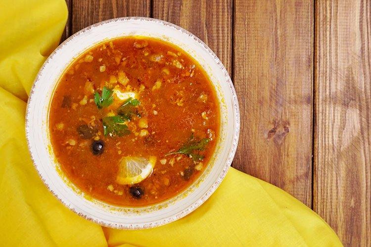 Solyanka avec viandes fumées et pommes de terre