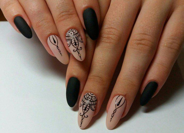 Manucure nue avec du noir