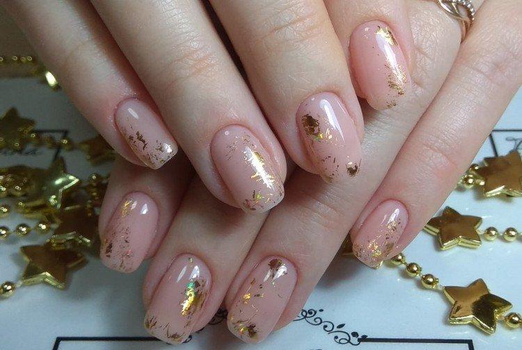 Manucure nue avec du papier d'aluminium