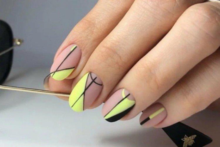 Manucure nue avec du jaune