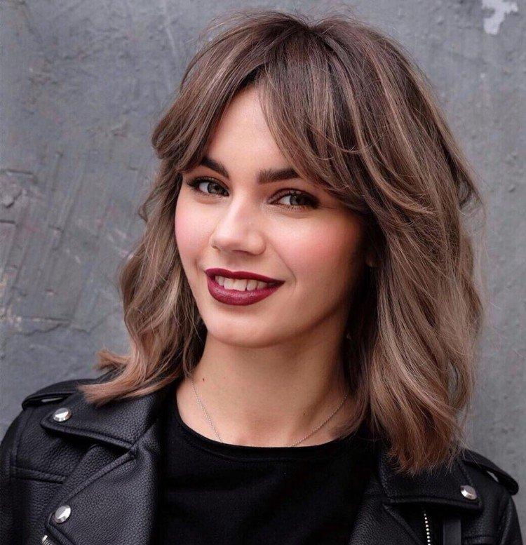 Coupes de cheveux avec frange 2021 - photos et belles idées