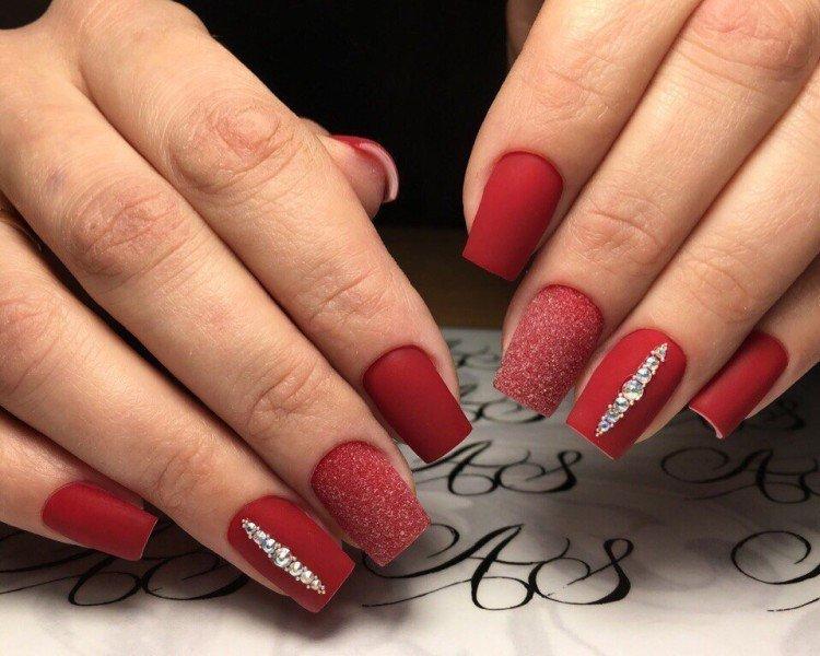 Manucure rouge mat