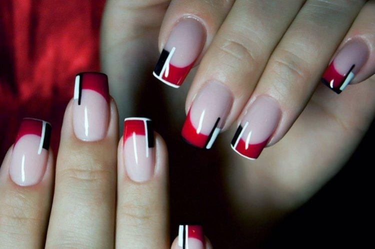 Manucure française rouge et lune