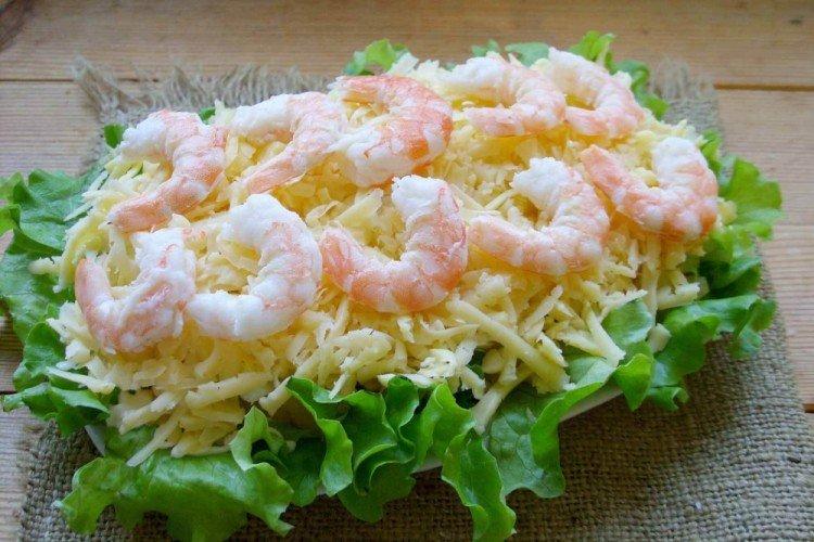 Salade méditerranéenne aux crevettes frites