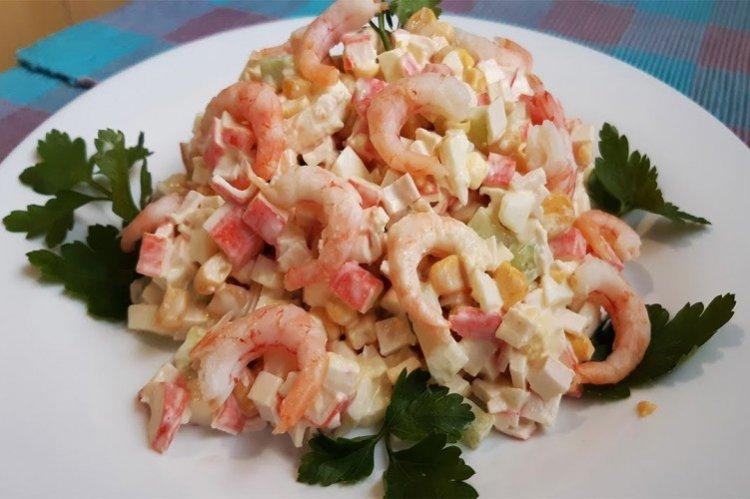 Salade de crevettes aux bâtonnets de crabe