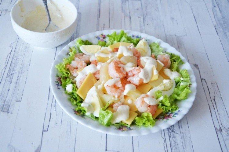 Salade de crevettes frites et ananas