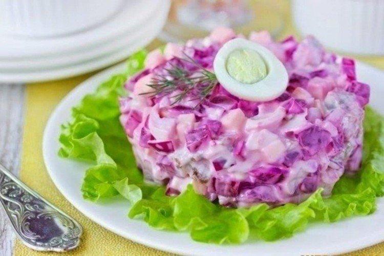 Salade de poisson bouilli avec légumes et crème sure