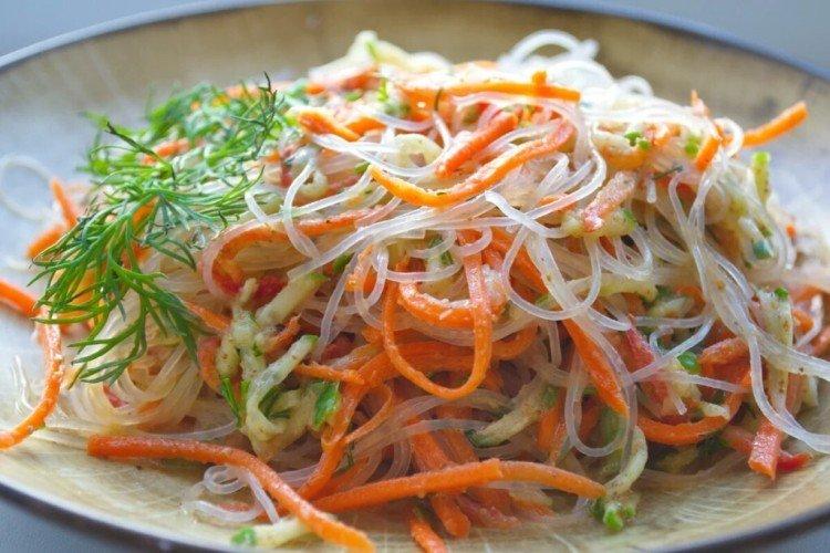 Salade chinoise de radis et nouilles funchose
