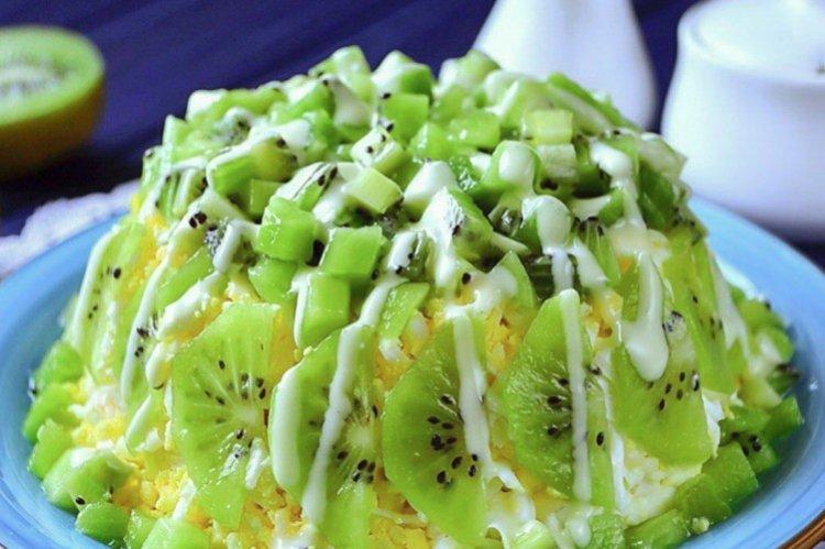 Salade de pois verts, concombres et kiwi