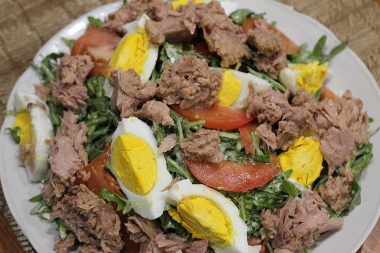 Salade de thon avec vinaigrette au fromage