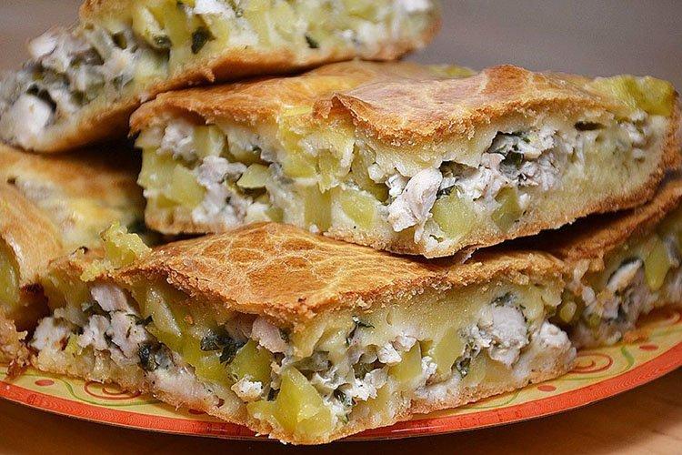 Kurnik de pâte feuilletée aux pommes de terre au poulet