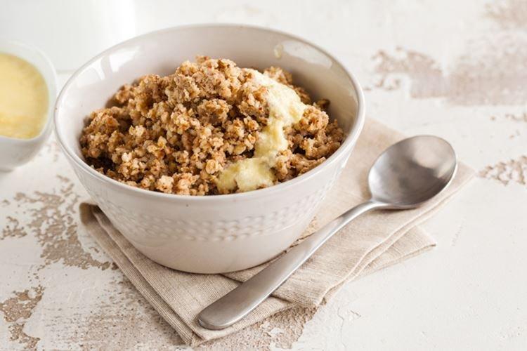 Bouillie de sarrasin avec sauce crémeuse