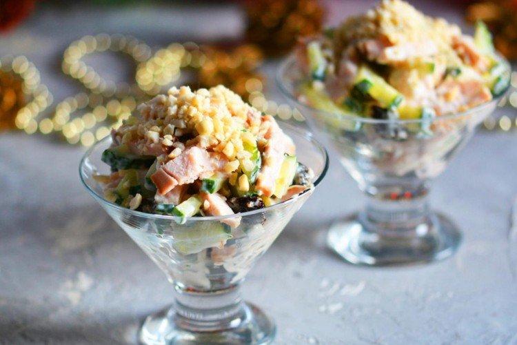 Salade de poulet fumé dans des verres