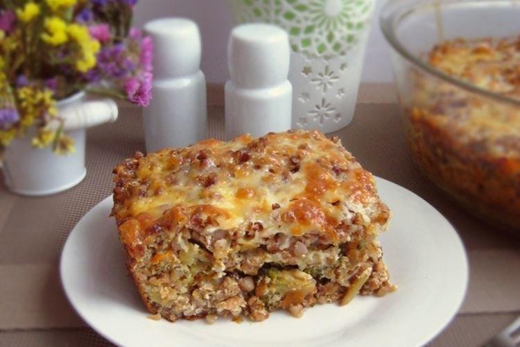 Casserole avec de la viande hachée et des légumes