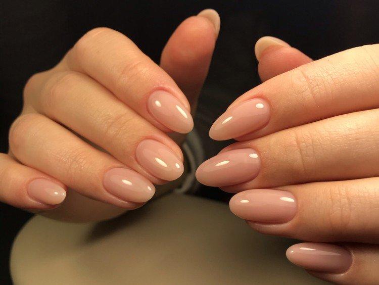 Manucure beige unie