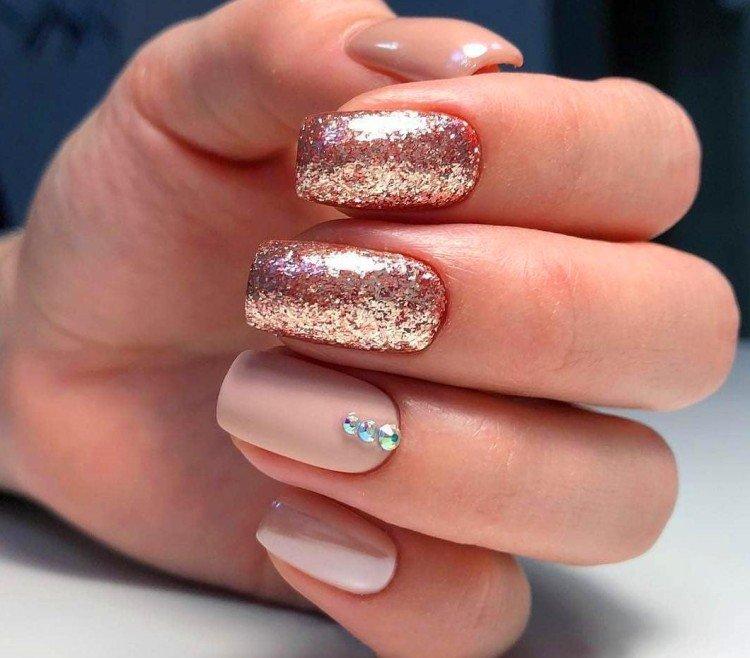 Manucure pailletée beige