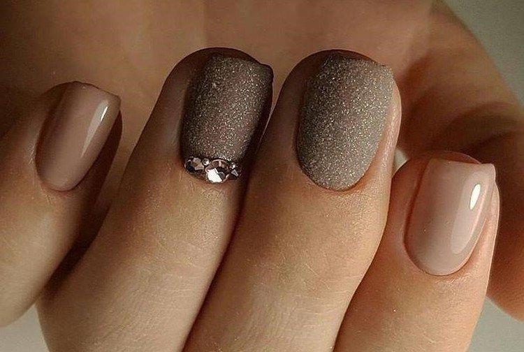 Manucure beige avec textures