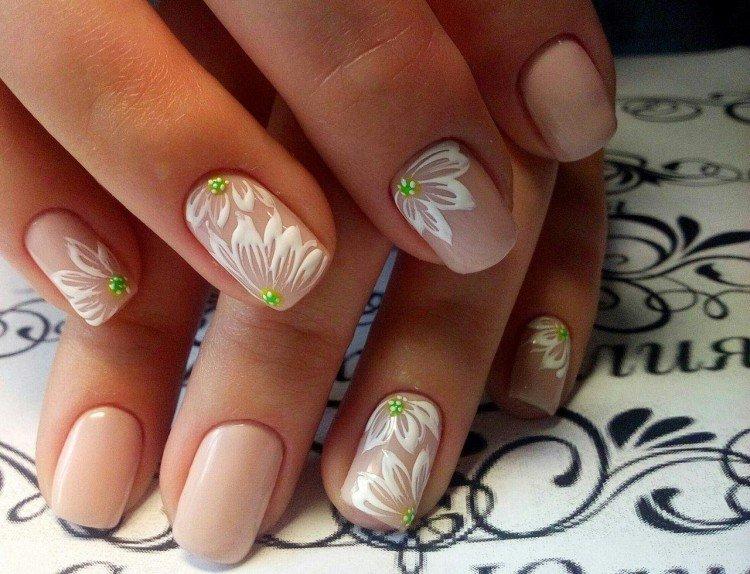 Manucure beige - photos et idées