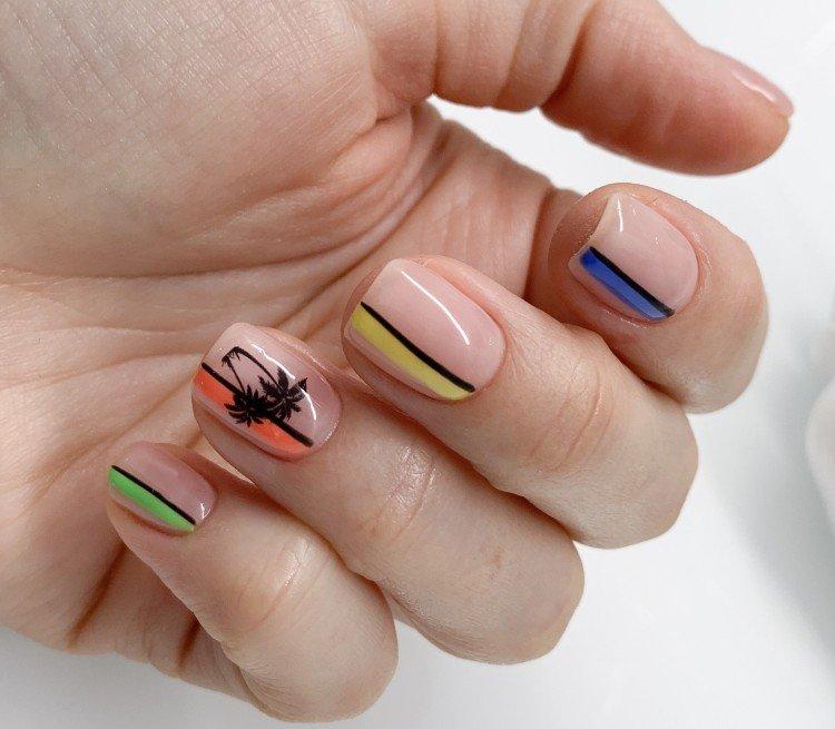 Manucure beige aux couleurs vives