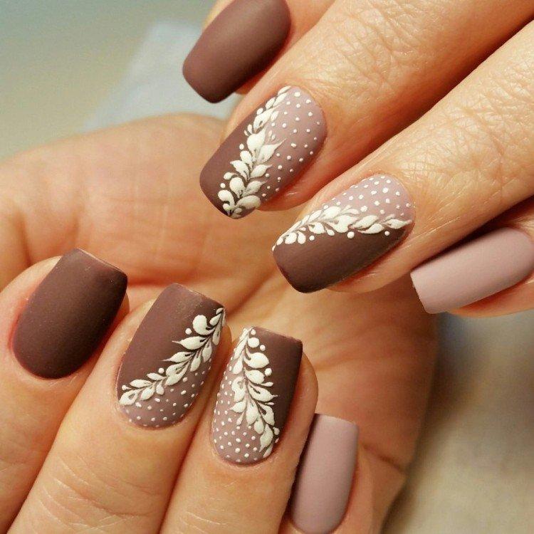 Manucure beige avec marron