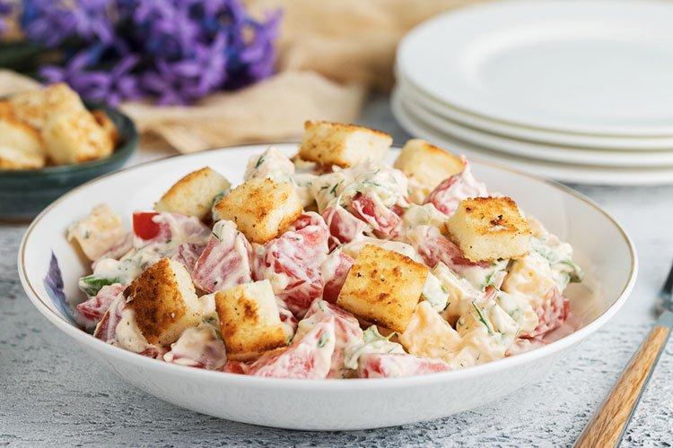Salade gourmande aux tomates et croûtons