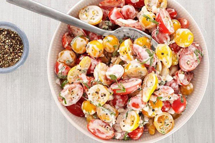 Salade de tomates cerises à la crème sure