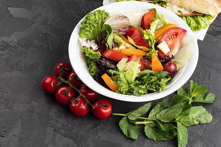 Salade de tomates et menthe fraîche