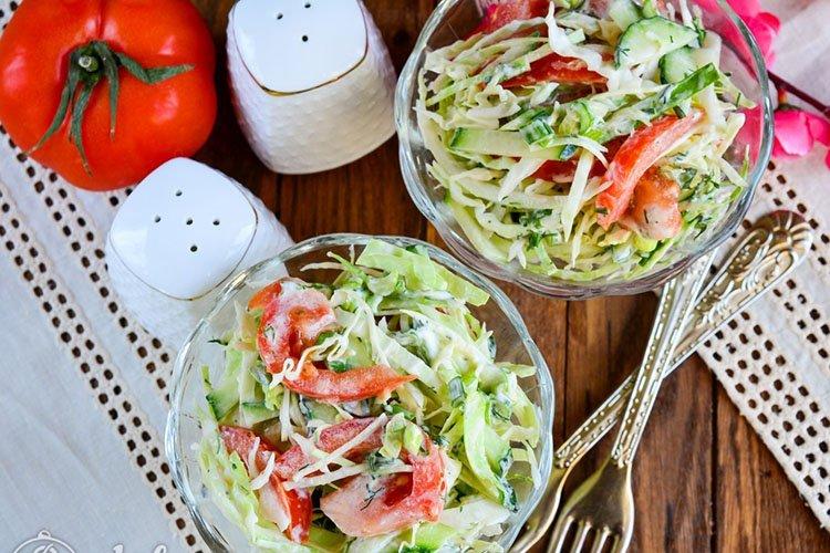 Salade de chou, tomates et concombres