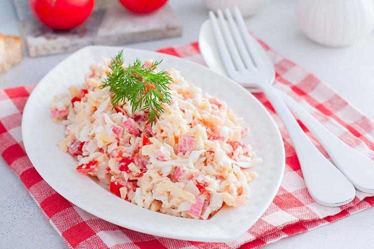 Salade de tomates avec mozzarella et bâtonnets de crabe
