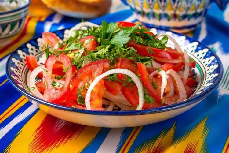 Salade Shakarob de tomates et oignons