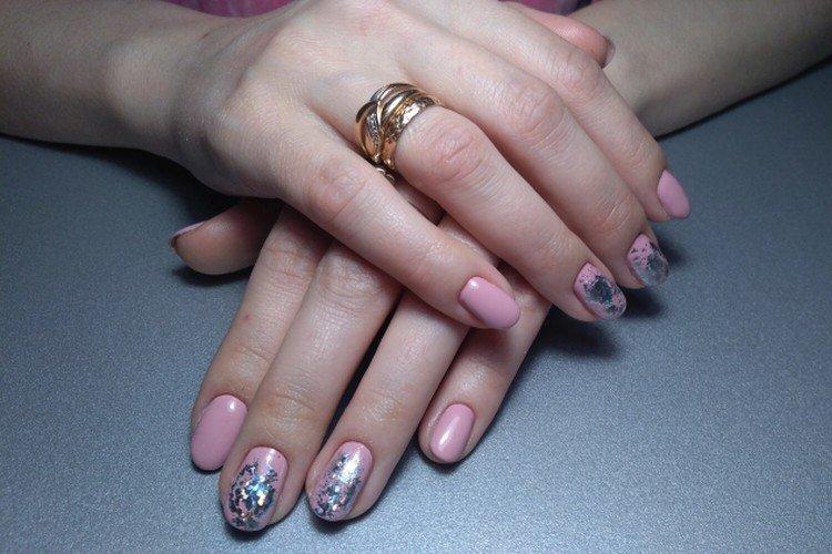 Manucure rose avec des flocons et du papier d'aluminium