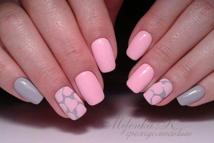 Manucure rose avec du gris