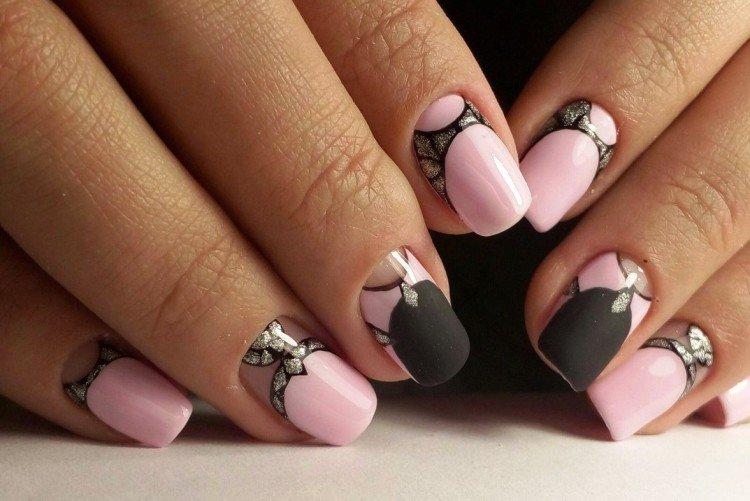 Manucure rose avec du noir