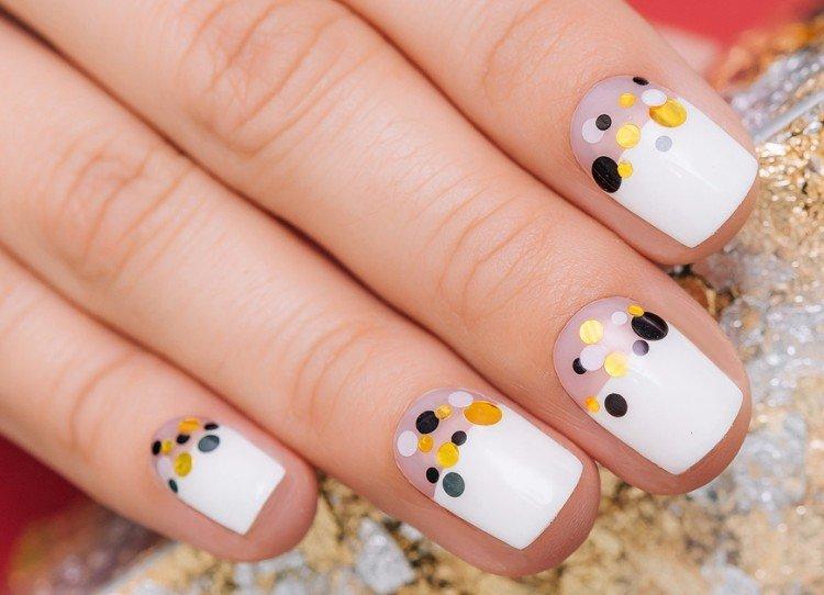Manucure blanche avec des confettis