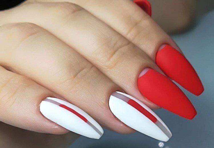 Manucure blanche avec du rouge