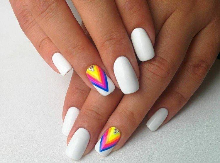 Manucure blanche aux couleurs vives