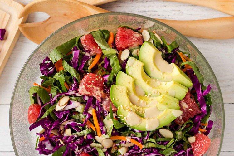 Salade de chou avec avocat, pamplemousse et épinards